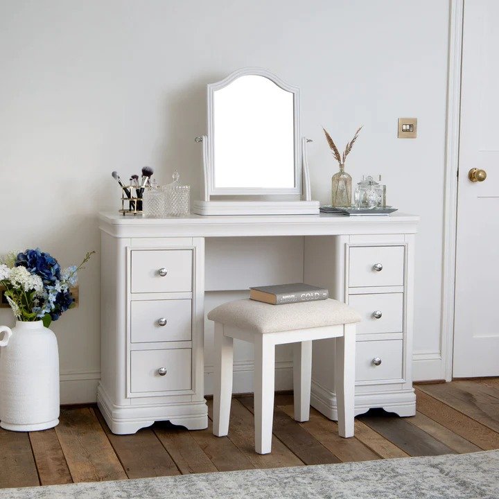 Colonial Dressing Table lifestyle image of the dressing table