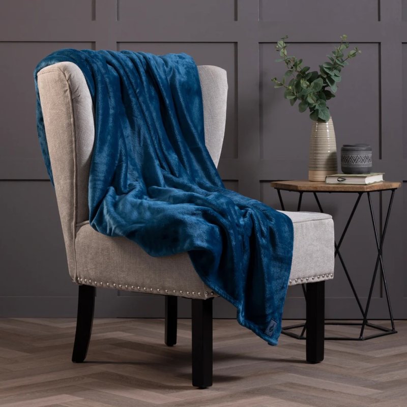 Heat Holder Blanket Teal Lifestyle