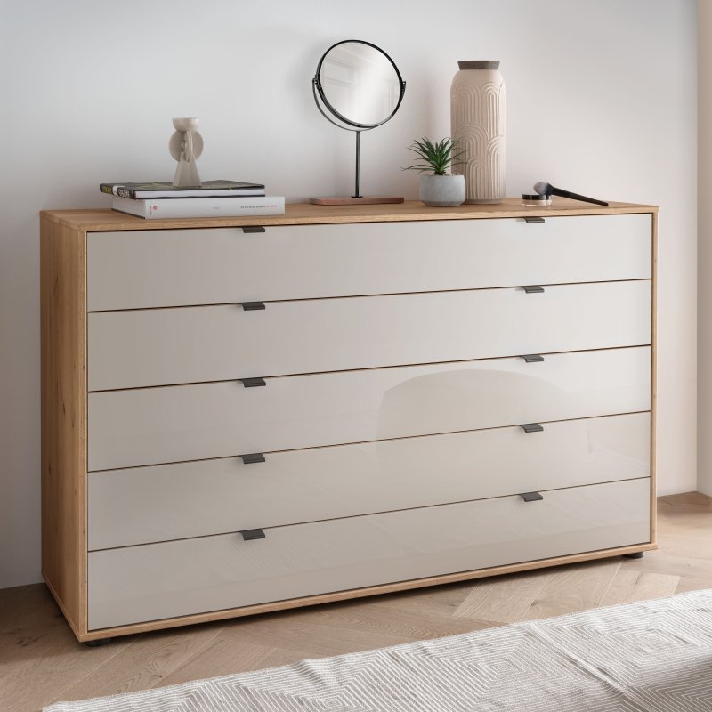 Wiemann Manhattan 5 Drawer Chest In Champagne Glass lifestyle image